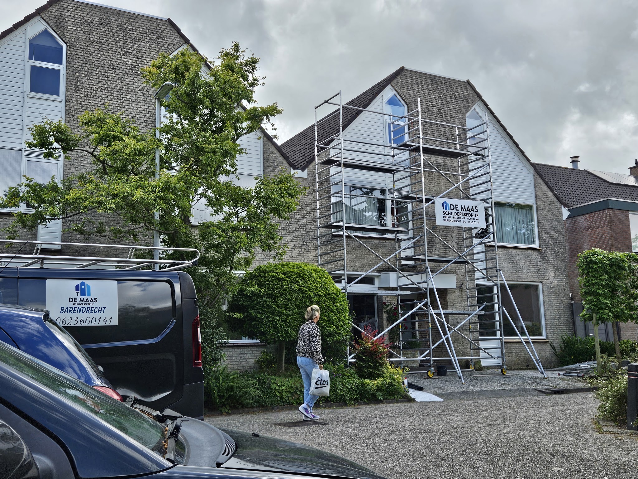 Steiger aan een woning met de zwarte werkbus van De Maas ervoor